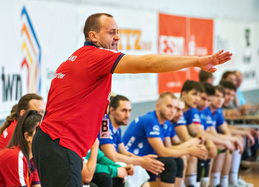 Engagiert an der Seiteninie: HCB-Trainer Svajunas Kairis, hier beim ersten Saison-Heimspiel gegen Bad Blankenburg im Naumburger „Euroville“. Am heutigen Samstag ab 20 Uhr trifft der Litauer mit den Burgenländern in Plotha auf seinen Ex-Verein Staßfurt.