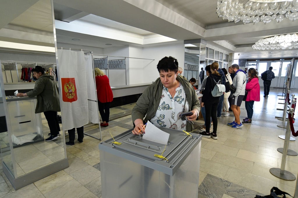 In den von Russland besetzten Gebieten haben Scheinreferenden begonnen.