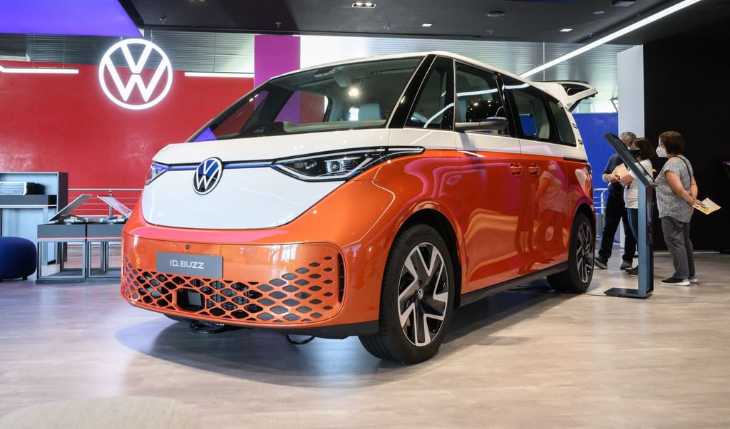 Ein Volkswagen Elektrobus ID.Buzz steht in der Autostadt am Volkswagen Stammwerk.