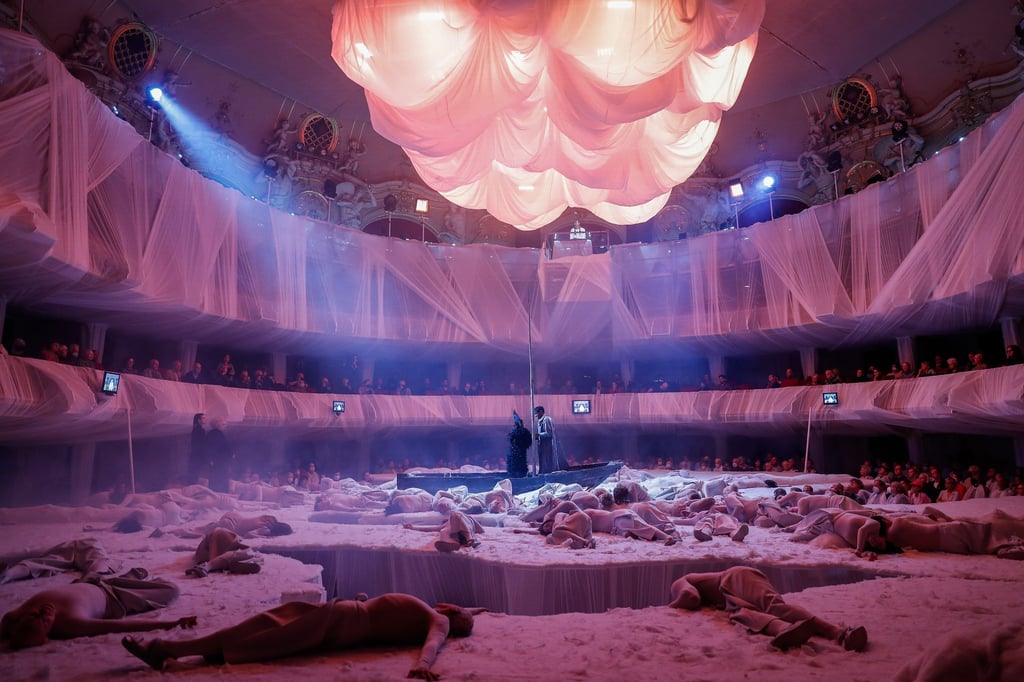 Darstellerinnen und Darsteller während der Fotoprobe vor der Premiere von Luigi Nonos „Intolleranza 1960“ in der Komischen Oper.