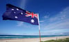 Die australische Flagge an einem Strand (Symbolbild).