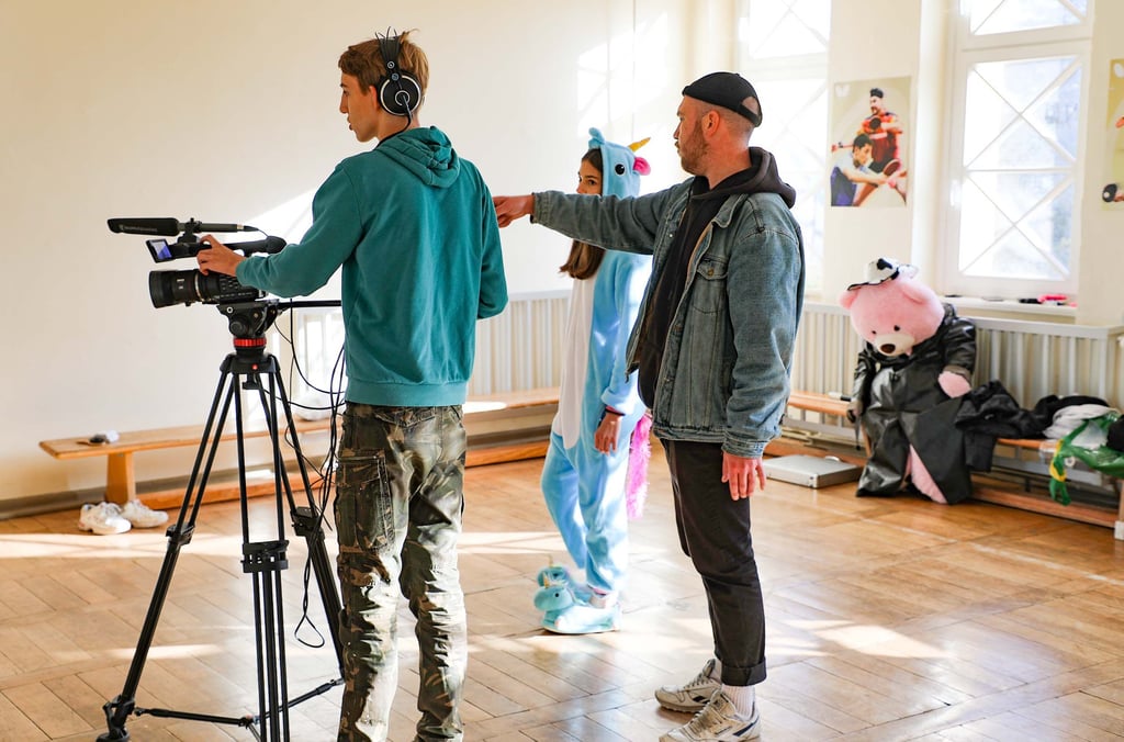 Beim Dreh ihres Kurzfilms nach einem selbst geschriebenen Drehbuch stehen die Neuntklässler vor und hinter der Kamera.