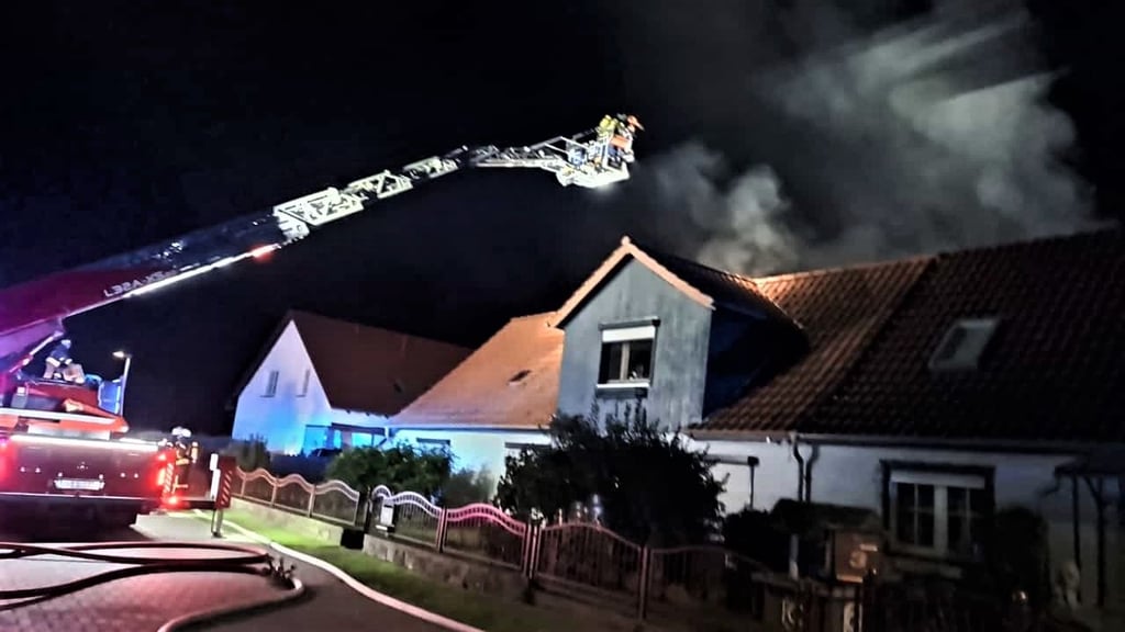 Etwa 70 Einsatzkräfte der Ortsfeuerwehren verhindern in der Freitagnacht in Weddendorf ein Übergreifen des Feuers auf benachbarte Gebäude.