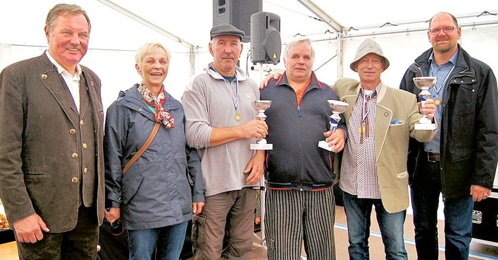 Ortsbürgermeisterin Gerhild Schmidt und Landrat Martin Stichnoth (r.) vergaben Preise für den schönen Festumzug an Fritz-Georg Meyer (v.l.), Thomas Schütze, Klaus Bartels und Peter Warwel.