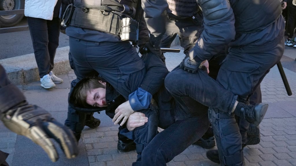 Russische Polizisten gehen gegen einen Demonstranten während eines Protestes gegen die russische Teilmobilisierung in St. Petersburg vor.