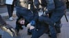 Russische Polizisten gehen gegen einen Demonstranten während eines Protestes gegen die russische Teilmobilisierung in St. Petersburg vor.