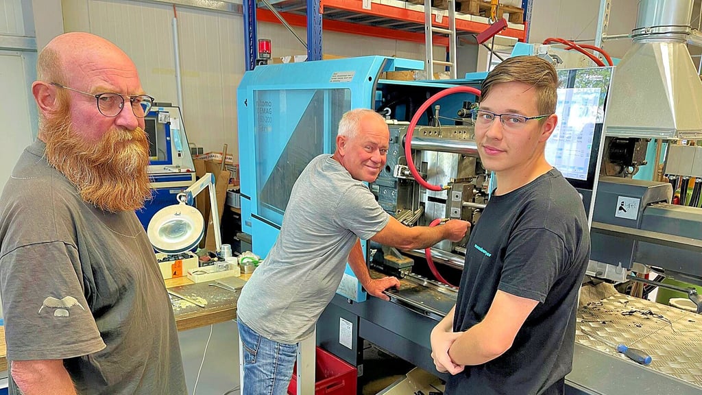 Bei der Formen- und Werkzeugbau GmbH lernt der Nachwuchs von den erfahrenen Mitarbeitern. Jörg Mattisseck (an der Maschine) und Jörg Flacke geben Azubi Max Thalmann Tipps.