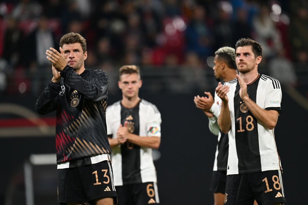 Deutschlands Thomas Müller (l) und seine Teamgefährten (l-r) Joshua Kimmich, Lukas Nmecha und Jonas Hofmann applaudieren nach dem Spiel dem Publikum.