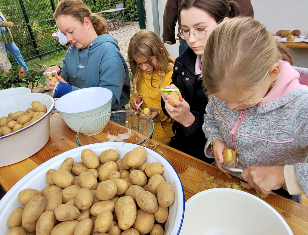 Die Teilnehmer des Kartoffelschälwettbewerbs legten sich ins Zeug. Emilia Fenkel (links) schaffte in zwei Minuten die größte Menge.
