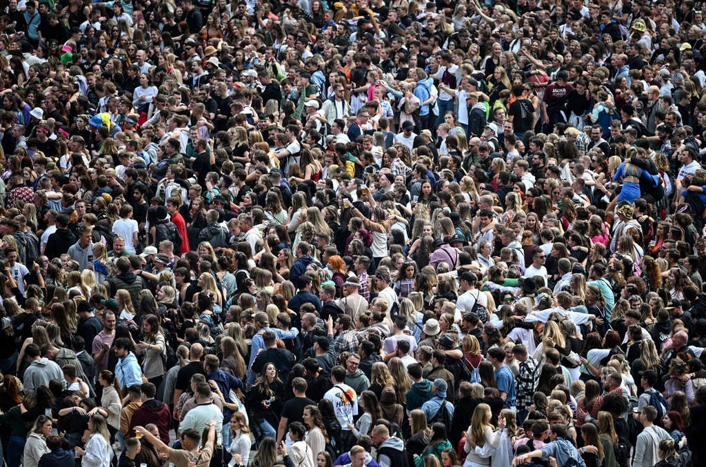 Besucher feiern beim Lollapalooza Festival am Berliner Olympiastadion.