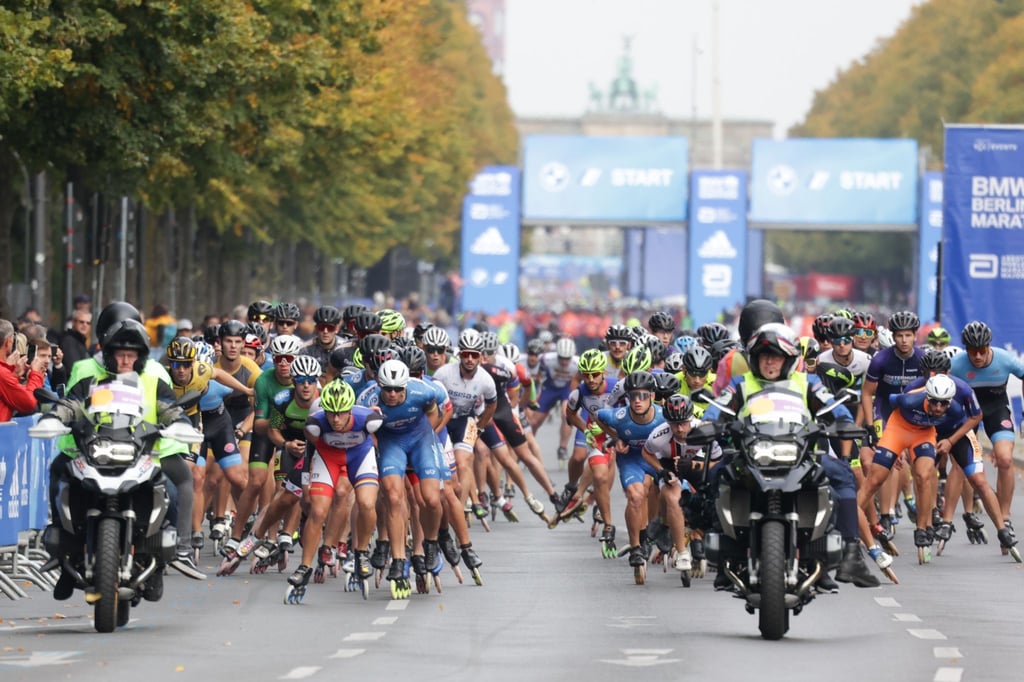 Teilnehmer des Berliner Inline-Marathons nach dem Start auf der Straße des 17. Juni.