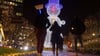 Dieses Jahr dunkel? Passanten gehen im November vergangenen Jahres an einer Schneemann-Illumination am Berliner Kudamm vorbei.