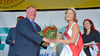 Staßfurts Bürgermeister René Zok gratuliert Salzfee Jenny zur erneuten Krönung.
