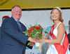 Staßfurts Bürgermeister René Zok gratuliert Salzfee Jenny zur erneuten Krönung.