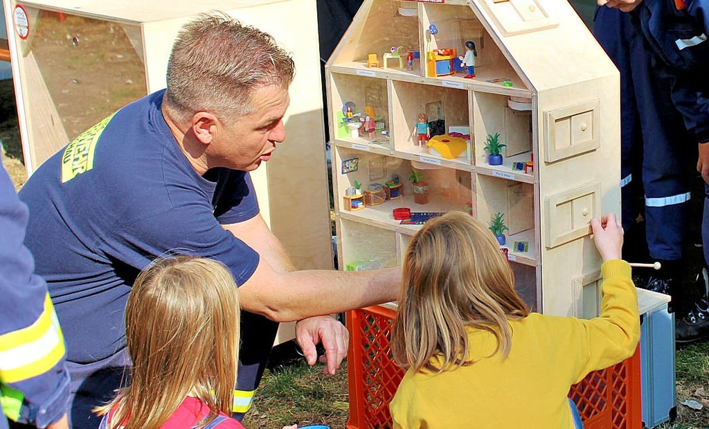 Mario Riedel erklärt den Kindern am Rauchhaus das Verhalten im Falle eines Brandes.