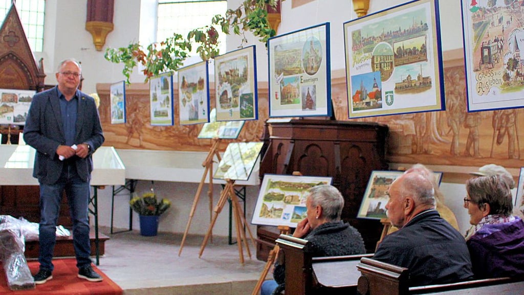 Olaf Pankow übernahm zur Ausstellungseröffnung die Aufgabe, den Ausstellenden Bertold Kulas vorzustellen.