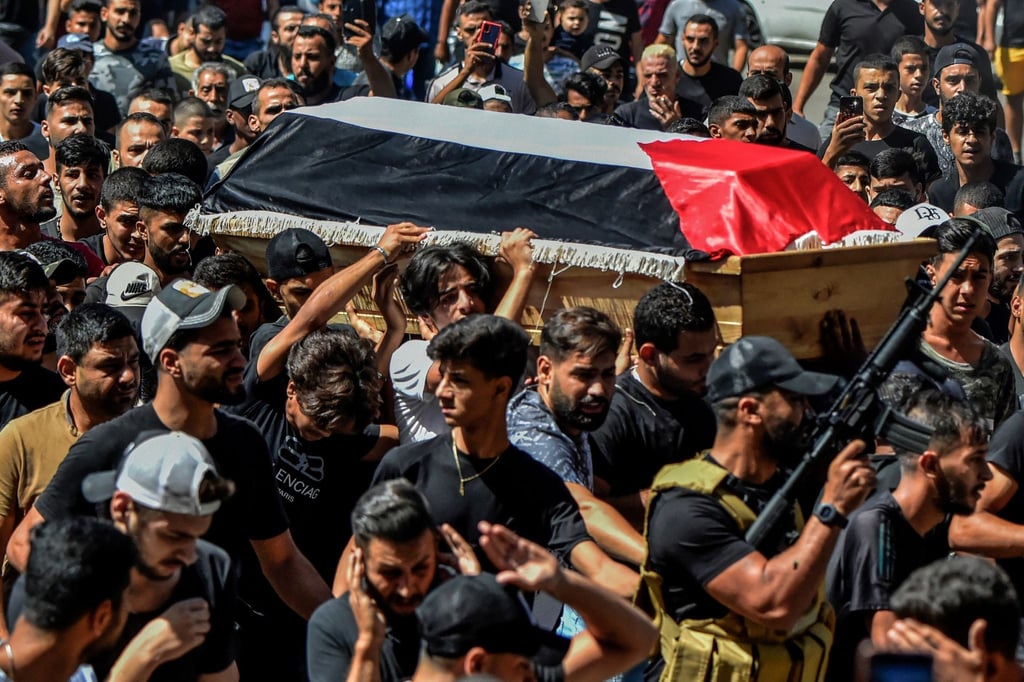 Menschen im palästinensischen Flüchtlingslager Schatila in der libanesischen Hauptstadt Beirut mit dem Sarg eines ertrunkenen Mannes.