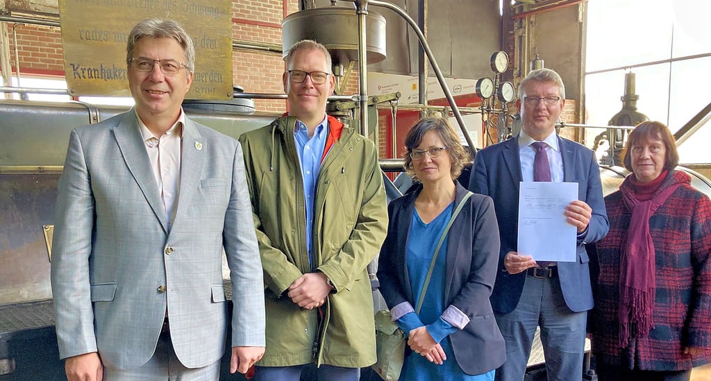 Dirk Fuhlert vom Mansfeld-Museum im Humboldt-Schloss, Hajo Neumann vom Technikmuseum MAgdeburg, Nadine Panteleon vom Börde-Museum Burg Ummendorf, Thomas Schödel, Direktor des Lisa, und Ute Tichatschke (v.l.n.r.) vom Hüttenmuseum nach der Unterzeichnung der Zielvereinbarung der Dampfmaschine Nr. 7.