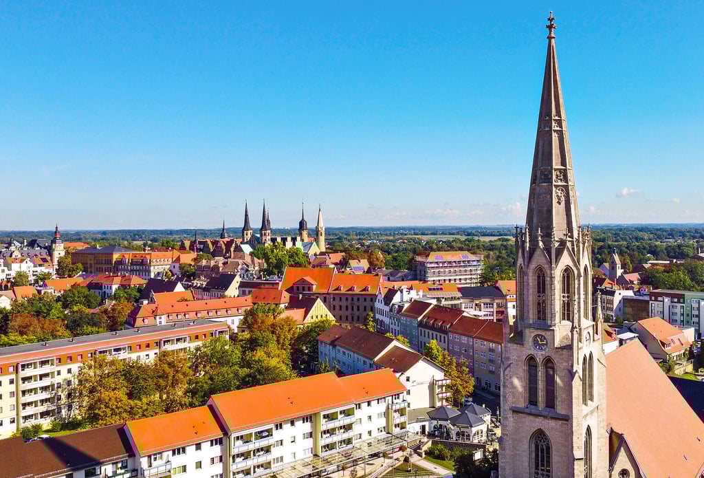 Der neugotische Turm der Stadtkirche Merseburg stammt von 1872 und gehört damit seit 150 Jahren zum Stadtbild.