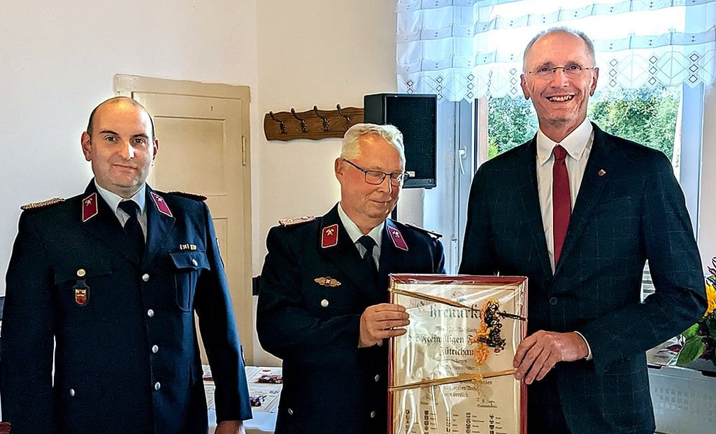 Bürgermeister Andreas Dittmann (rechts) gratulierte Ortswehrleiter Hartmut Rathai zum Jubiläum der Jütrichauer Feuerwehr.