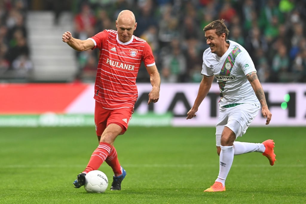 Arjen Robben (l) vom Team Bayern Legends im Zweikampf mit Max Kruse vom Team Claudio Pizarro.