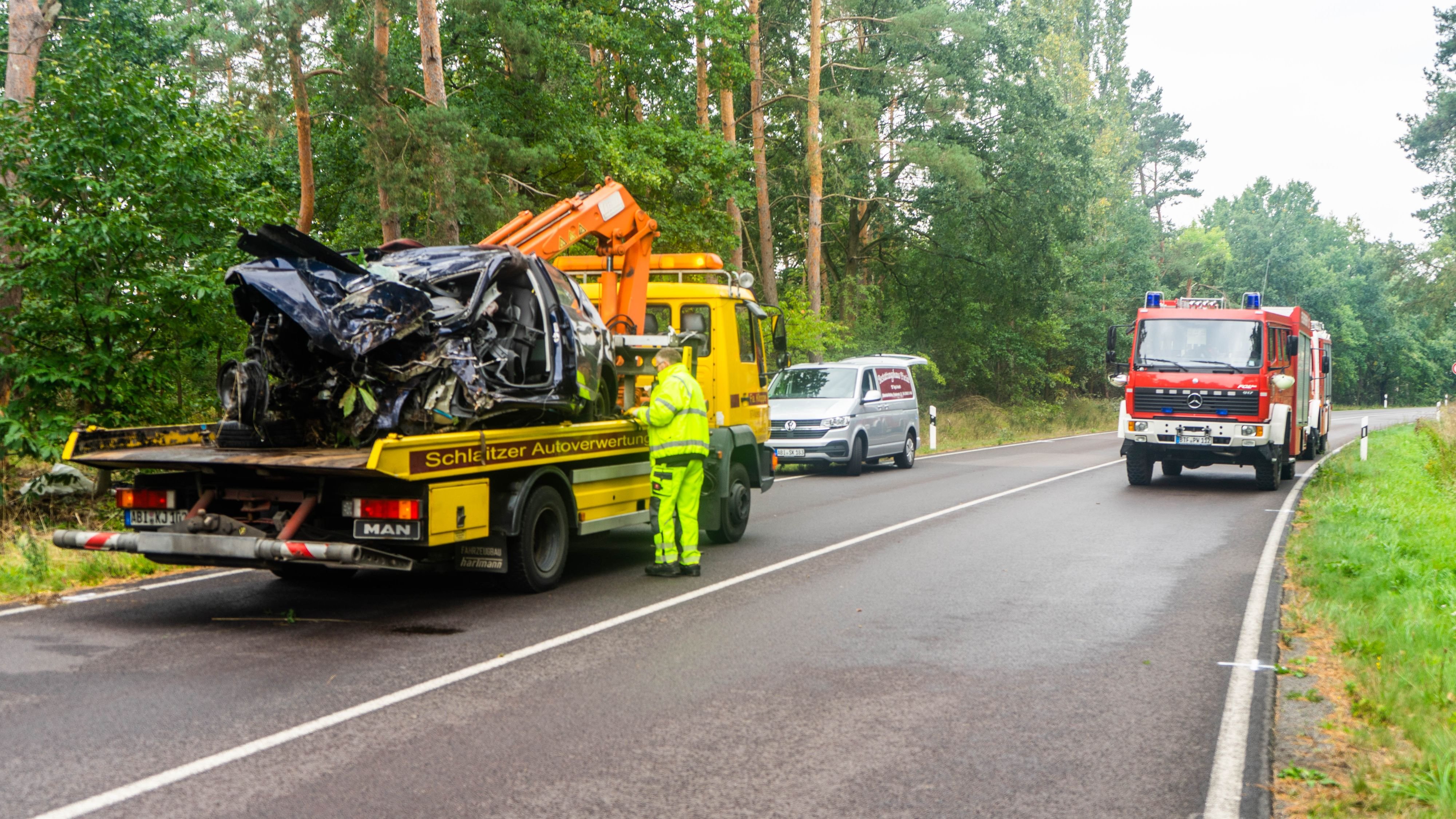 Unfall B100 Heute: 20-Jähriger Stirbt Noch Am Unfallort Auf Der B100