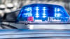 Ein Blaulicht leuchtet auf dem Dach eines Polizeiautos.