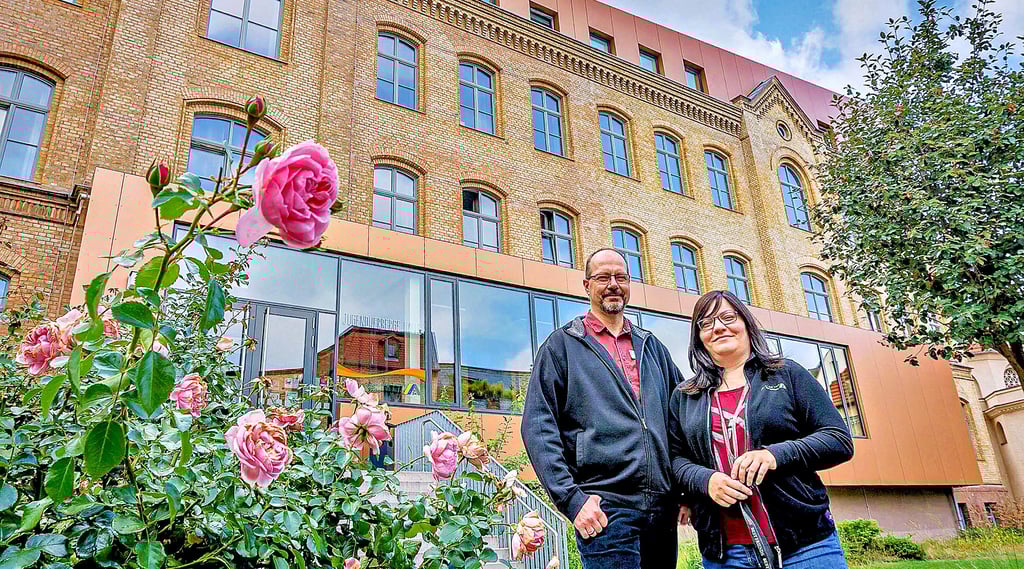 In die Jugendherberge Halle in der Großen Steinstraße ist nach Corona wieder Leben eingekehrt, berichten Mathias Große und Mara Häder vom Leitungsteam.