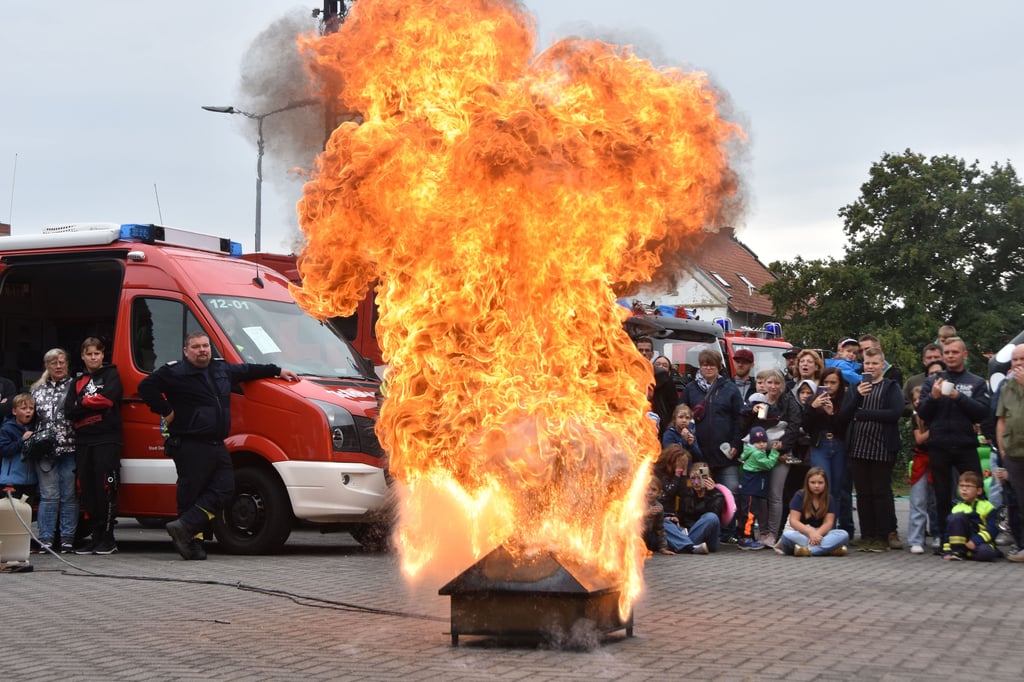 Brennendes Fett auf keinen Fall mit Wasser löschen! Diesen Satz hat mit Sicherheit schon jeder einmal gehört. Die Oebisfelder Feuerwehrleute zeigen sehr eindrucksvoll, was passiert, wenn man es trotzdem macht. Ein kleines Glas Wasser auf brennendem Öl reicht aus und es entsteht eine meterhohe Stichflamme, welche nicht nur die ganze Einrichtung in der Küche zum Brennen bringt, sondern auch schwerste Brandverletzungen der Haut und der Atemwege verursacht.
