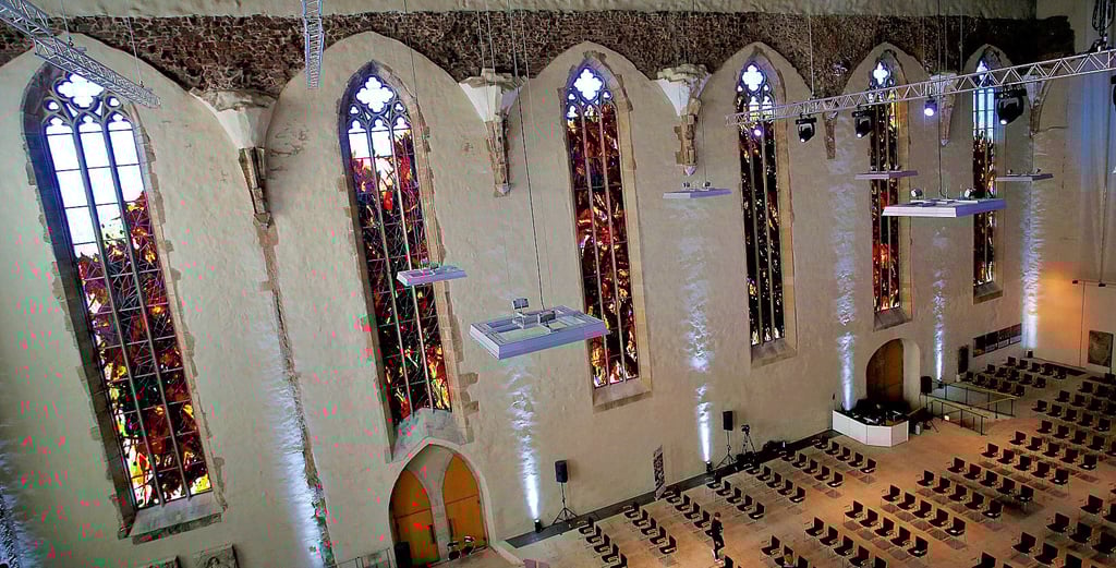 Blick in die Johanniskirche mit den Fenstern des Künstlers Max Uhlig.