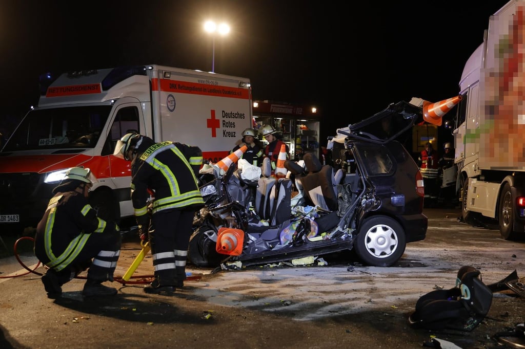 Polizei, Feuerwehr und Rettungskräfte arbeiten an der Unfallstelle auf der Bundesstraße 51.