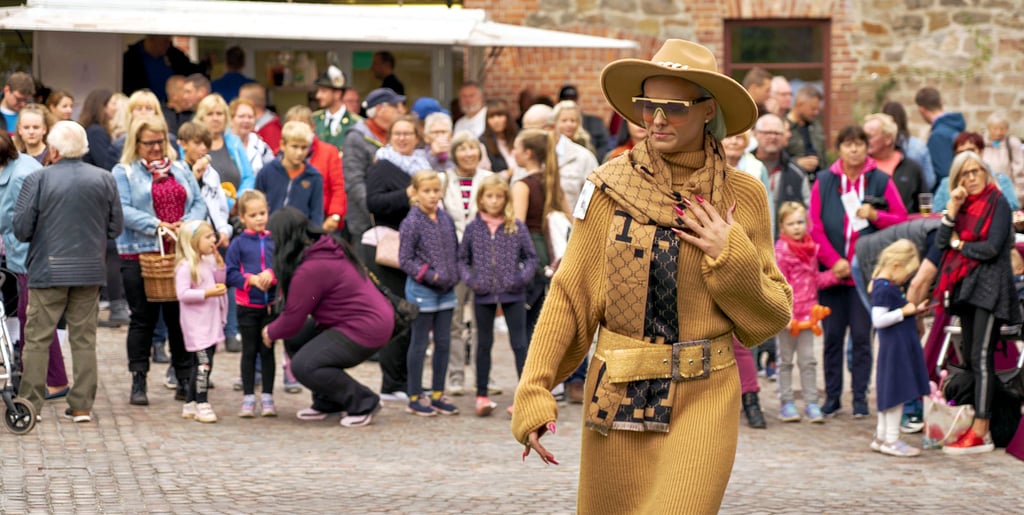 Models präsentierten aktuelle Herbstmode der Boutique „Chamäleon“. Hunderte Gäste verfolgen die Modenschau und andere Programmhöhepunkte beim Tag der Regionen in Barleben.