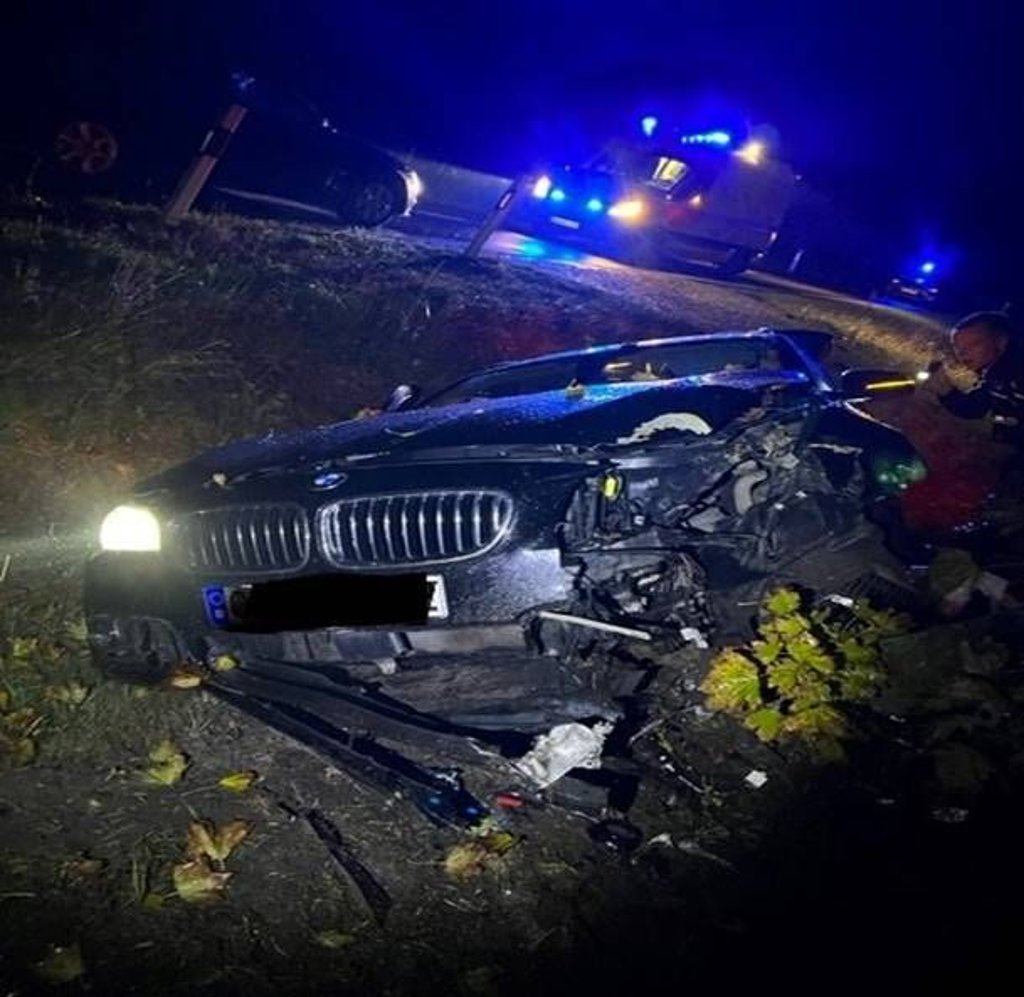 Die Insassen des Autos wurden ins Krankenhaus gebracht.