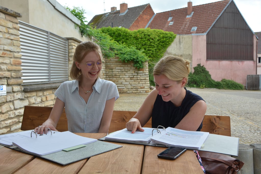 Carola Thomsen (links) für Osterburg und Lisa Wille für Seehausen haben das Projekt "Mona Lisa" federführend begleitet.