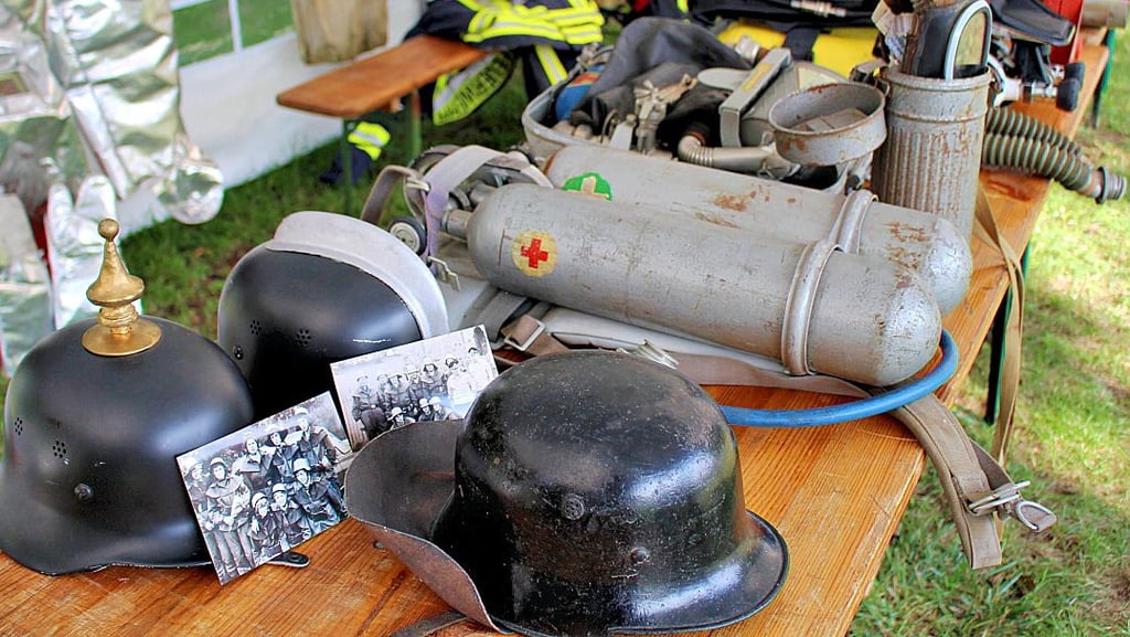Auch alte Feuerwehrtechnik und -bekleidung konnte beim Jubiläum bestaunt werden.