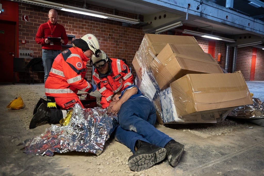 Retterinnen und Retter sind in der Disziplin "Fallbeispiele Praxis" im Rahmen des Landeswettkampfes der Johanniter-Unfall-Hilfe in Aktion.