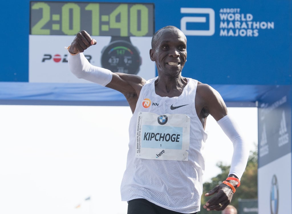 Eliud Kipchoge läuft über die Ziellinie beim Berlin Marathon.