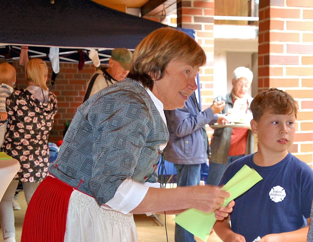 Eva Sroka hatte für die Kinder ein Quiz vorbereitet. So starteten sie eine Entdeckungsreise durch die Ausstellungsräume.