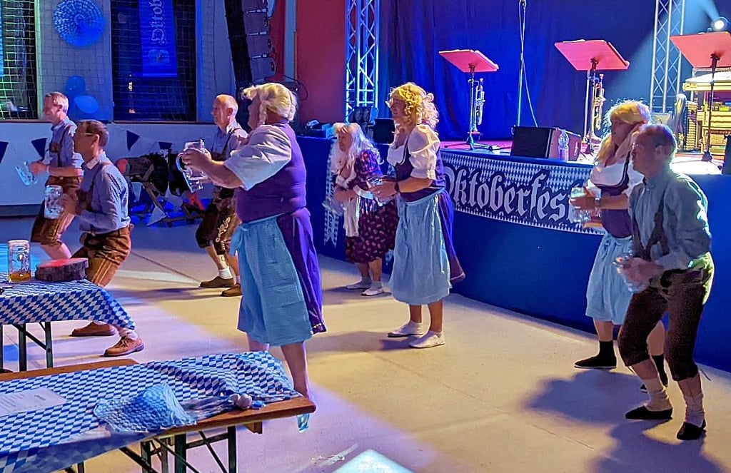 Auch das Männerballett der Zerbster Jecken sorgte neben dem Baumstammsägen und Biegkrugstemmen für reichlich Jubel.