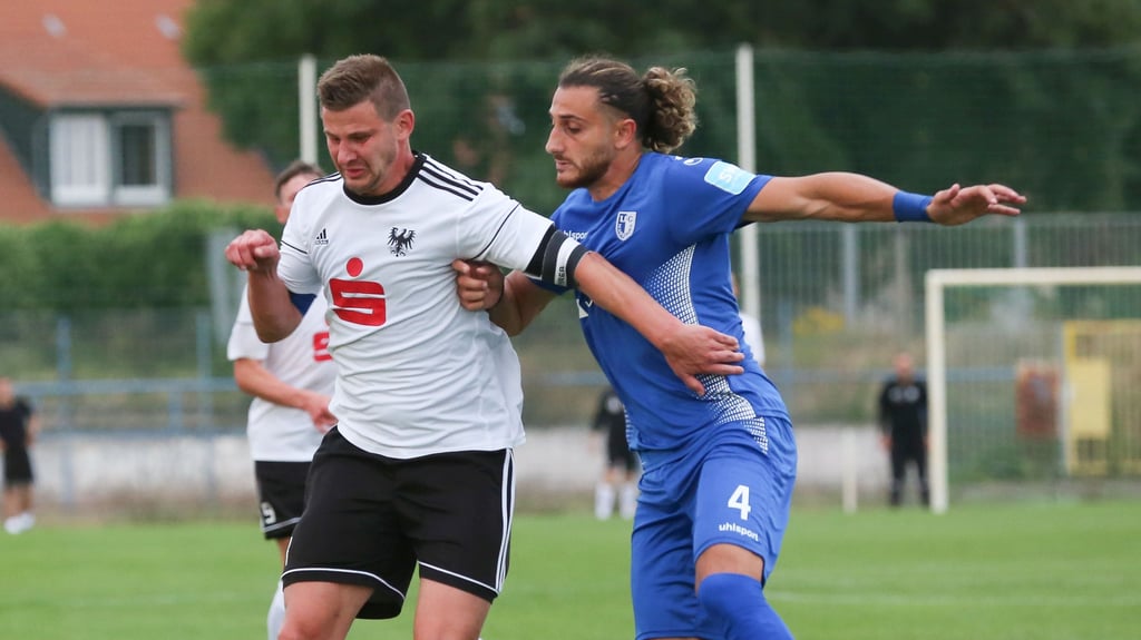 Das hatte sich Belal Halbouni (r.) alles anders vorgestellt: In der bisherigen Saison stand er nur in Pflichtspielen für die U 23 auf dem Platz und nun hat sich der Verteidiger auch noch schwer verletzt.