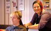 Friseurmeisterin Alexandra Konheiser (rechts) hat sich in Hüttenrode als mobile Friseurin selbstständig gemacht, was auch Kundin Heidi Rißmann gefällt.