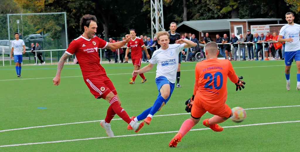 Zwei Tore steuerte Matthias Härtl (l.) zum Pokaltriumph des SV 09 Staßfurt gegen Fortuna Magdeburg bei.