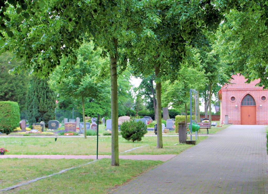 Auf dem Friedhof in Möser soll eine Partnergrabanlage entstehen.