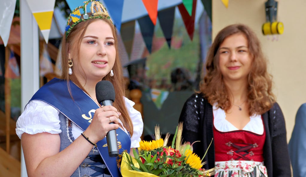 Erntekönigin Meike Sanftenberg (li.) übernahm beim Erntefest das Königinnenamt von Emmi Bathge.