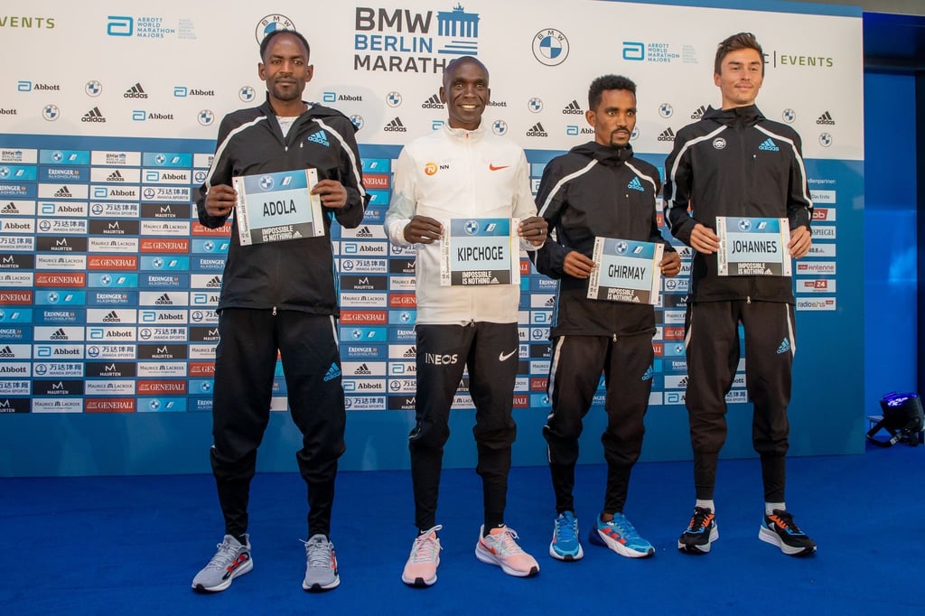 Will in Berlin seinen Weltrekord angreifen: Eliud Kipchoge (2.v.l.).