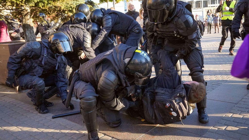 Russische Polizisten halten Demonstranten fest, die gegen die von Kremlchef Putin angeordnete Teilmobilmachung in Russland für den Krieg in der Ukraine protestieren.