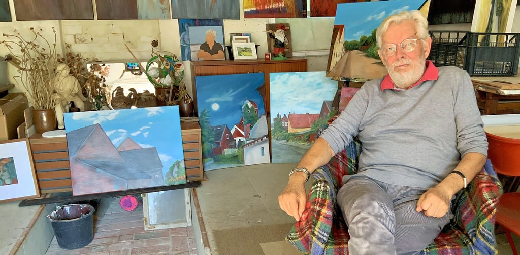 Heinz Wierowski vom Kunsthof in Klöden vor einigen seiner Bilder, die zum Tag der offenen Höfe zu besichtigen sind.