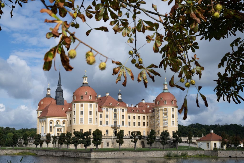 Wolken ziehen über das Schloss Moritzburg.