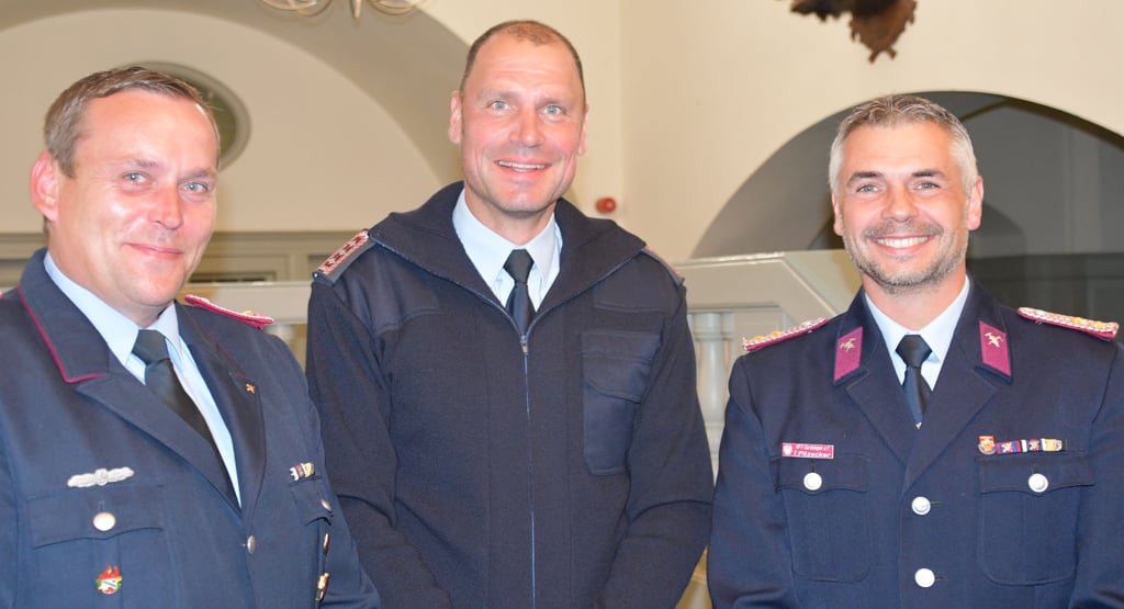 Berufung ins Ehrenbeamtenverhältnis auf Zeit: der Jävenitzer Wehrleiter Sven Kozisnik (von links), Michael Truthe, stellvertretender Wehrleiter in Miesterhorst, und der Miesterhorster Wehrleiter Torsten Pilzecker.