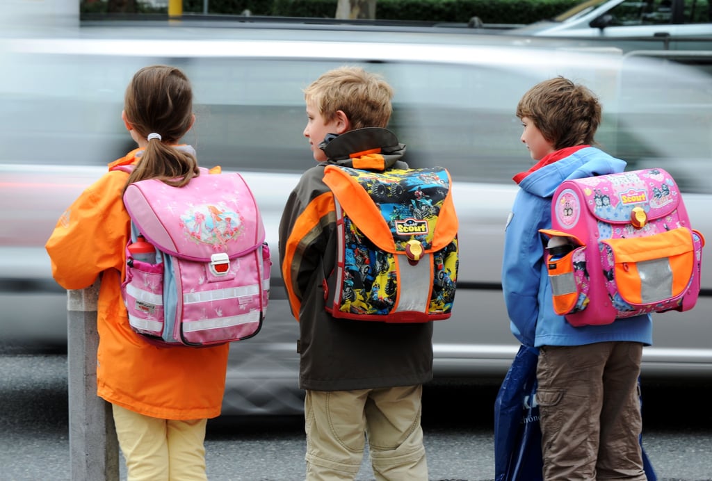 Die Steutzer Eltern kämpfen für einen sicheren Schulweg. Der ist zu dunkel und führt über eine vielbefahrene Bundesstraße.